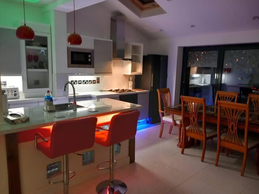 Luxury Holiday Home, Near Beach Southend-on-Sea Exteriör bild